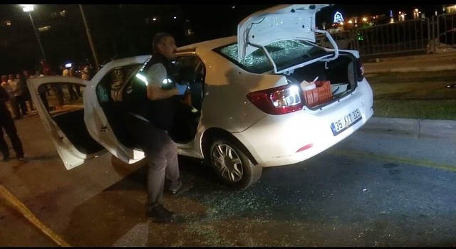 İzmirde seyir halindeki otomobile silahlı saldırı: 1 ölü, 1 yaralı