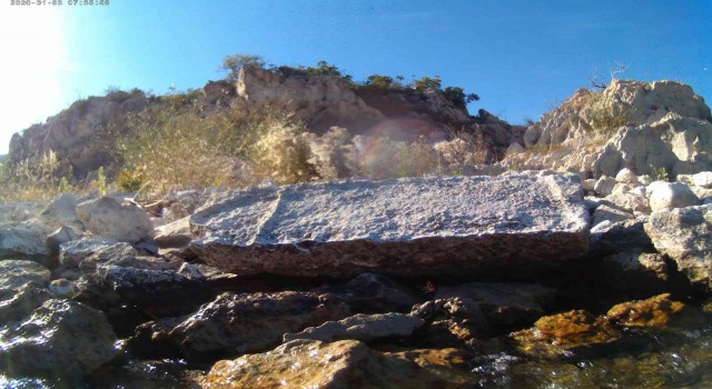 Eğirdir Gölünde su çekilince, tarihi mezar ortaya çıktı