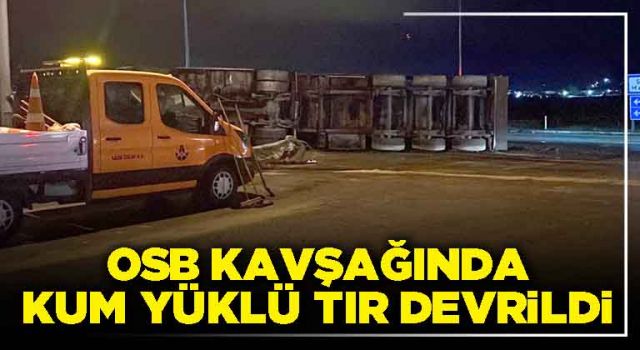 OSB kavşağında kum yüklü tır devrildi